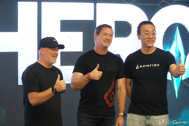 왼쪽부터 본파이어스튜디오 제레미 크레이그 디렉터, 롭 팔도 대표, 김민호(민 킴) CSO.