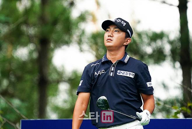 옥태훈이 11번홀에서 티샷을 끝낸 뒤 날아가는 공의 방향을 확인하고 있다. (사진=이데일리 골프in 김상민 기자)