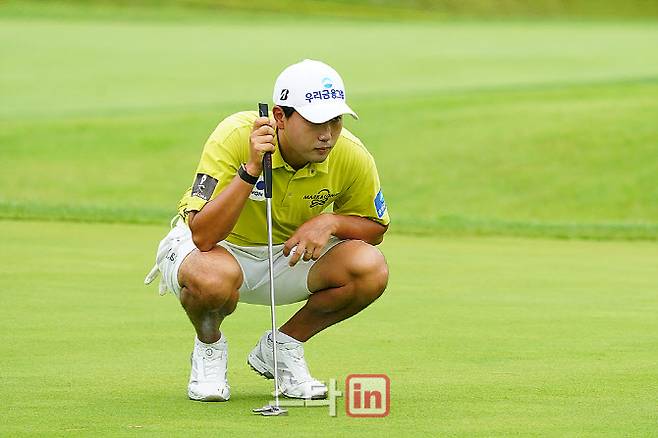 조우영이 10번홀 그린에서 경사를 확인하고 있다. (사진=이데일리 골프in 김상민 기자)