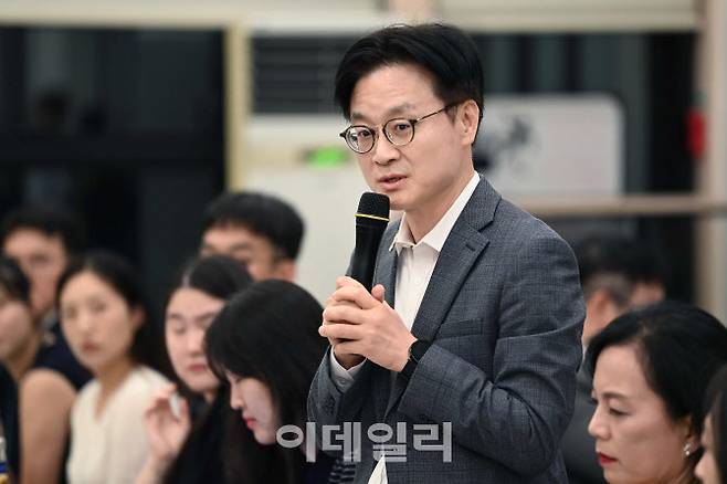 김정관 산업통상자원부 장관이 지난 16일 세종시 장군면 모 식당에서 열린 산업부 출입기자단 간담회에서 질의응답을 하고 있다. (사진=산업부)