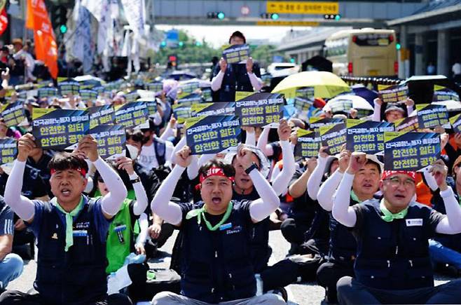 전국공항노동자연대 조합원들이 8월12일 서울 김포공항 앞에서 올 하반기 투쟁 선포 결의대회를 하고 있다. (사진 = 인천공항지역지부 제공)