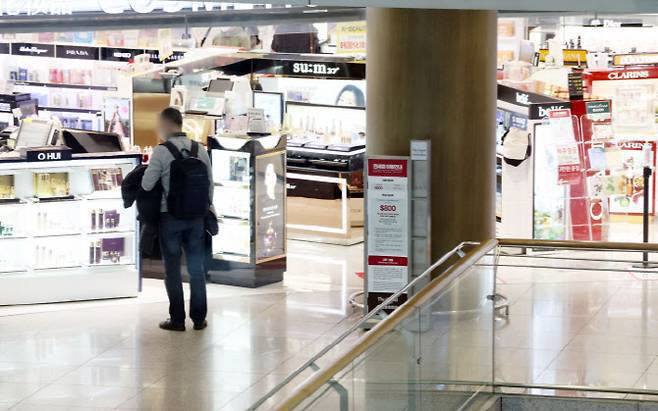 한 관광객이 인천국제공항 면세점을 둘러보고 있다. (사진=연합뉴스)