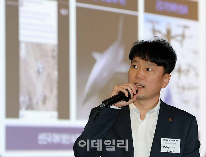 박매훈 한화에어로스페이스 유무인복합연구센터장이 18일 서울 여의도 FKI플라자에서 열린 ‘2025 이데일리 K-모빌리티 포럼’에서 ‘AI 자율무기의 혁신과 R&D 가속화 방인’이란 주제로 발표를 하고 있다. ‘2025 이데일리 K-모빌리티 포럼’에서는 현대자동차, 삼성디스플레이, SK온, 한화에어로스페이스, HD한국조선해양 등 국내 유수의 기업들이 참여해 각 산업 현장에서 AI 모빌리티가 어떻게 발전하고 우리의 삶을 바꾸고 있는지 논의할 예정이다.(사진=이데일리 방인권 기자)
