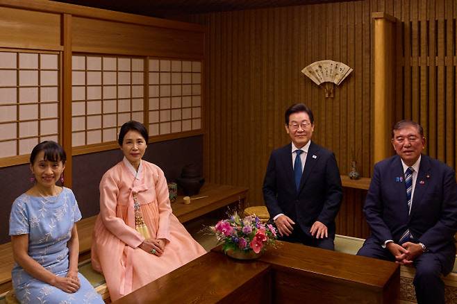 1박2일 일정으로 일본을 방문한 이재명 대통령과 김혜경 여사가 23일 일본 도쿄 총리 관저에서 이시바 시게루 일본 총리, 부인 이시바 요시코 여사와 양국 정상 부부 친교 행사를 하며 기념촬영을 하고 있다.(사진=연합뉴스)