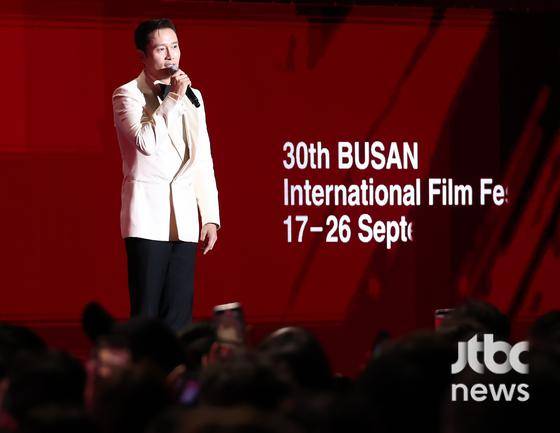 17일 오후 부산 해운대구 우동 영화의 전당에서 30회 부산국제영화제(BIFF) 개막식이 열렸다. 배우 이병헌이 개막식 사회를 보고 있다. 부산=박세완 엔터뉴스팀 기자 park.sewan@jtbc.co.kr