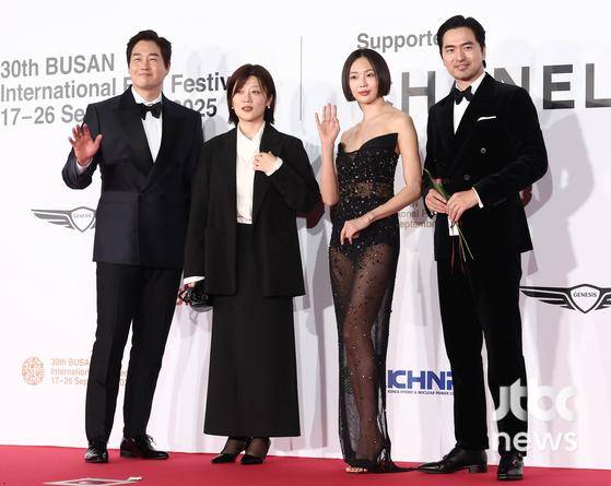 17일 오후 부산 해운대구 우동 영화의 전당에서 30회 부산국제영화제(BIFF) 개막식이 열렸다. 배우 유지태, 금새록, 이진욱이 포즈를 취하고 있다. 부산=박세완 엔터뉴스팀 기자 park.sewan@jtbc.co.kr