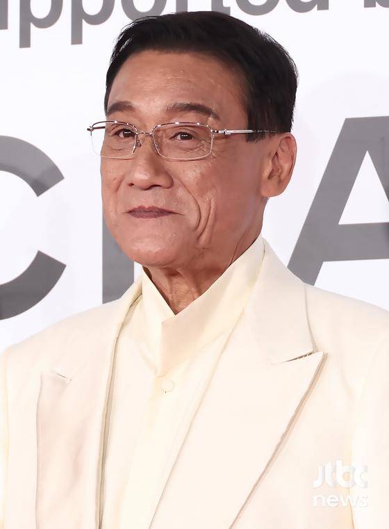 17일 오후 부산 해운대구 우동 영화의 전당에서 30회 부산국제영화제(BIFF) 개막식이 열렸다. 배우 양가휘가 참석해 포즈를 취하고 있다. 부산=박세완 엔터뉴스팀 기자 park.sewan@jtbc.co.kr