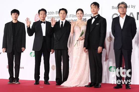 17일 오후 부산 해운대구 우동 영화의 전당에서 30회 부산국제영화제(BIFF) 개막식이 열렸다. 라희찬 감독, 배우 박지환, 이규형, 황우슬혜, 조우진, 김원국 제작자가 포즈를 취하고 있다. 부산=박세완 엔터뉴스팀 기자 park.sewan@jtbc.co.kr