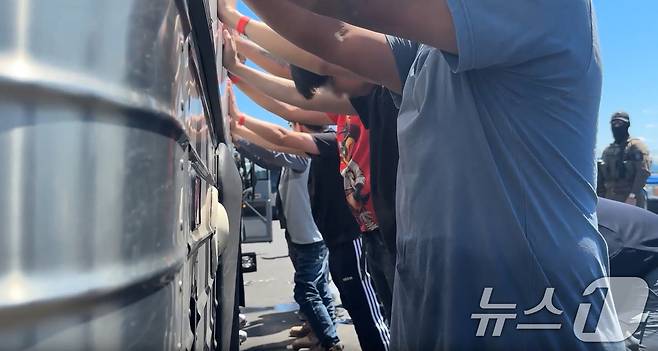 미국 이민세관단속국 ICE(U.S. Immigration and Customs Enforcement)가 조지아주 내 현대자동차그룹과 LG에너지솔루션 합작 배터리 공장 건설 현장의 한국인 직원 300여 명을 기습 단속·구금하는 영상을 공개했다. (ICE 홈페이지. 재판매 및 DB금지) 2025.9.6/뉴스1