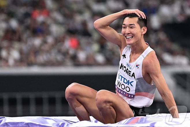 스마일 점퍼 우상혁이 세계선수권 높이뛰기 은메달을 차지했다. 그는 우리 모두에게 '할 수 있다'라는 희망의 메시지를 주고 있다. ⓒ AFP=뉴스1