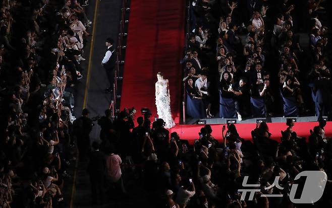 블랙핑크 리사가 17일 오후 부산 해운대구 영화의전당에서 열린 제30회 부산국제영화제(BIFF) 개막식에 참석해 레드카펫을 밟으며 입장하고 있다. ⓒ News1 윤일지 기자
