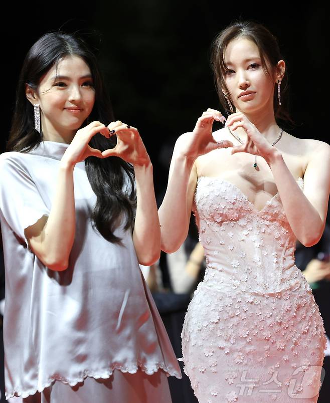 배우 한소희와 전종서(오른쪽)가 17일 오후 부산 해운대구 영화의전당에서 열린 ‘제30회 부산국제영화제’(BIFF) 개막식에 참석해 레드카펫을 밟고 있다. 2025.9.18/뉴스1 ⓒ News1 권현진 기자