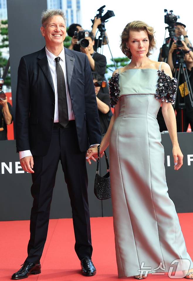 배우 폴 앤더슨과 밀라요보비치(오른쪽) 부부가 17일 오후 부산 해운대구 영화의전당에서 열린 ‘제30회 부산국제영화제’(BIFF) 개막식에 참석해 레드카펫을 밟고 있다. 2025.9.17/뉴스1 ⓒ News1 권현진 기자
