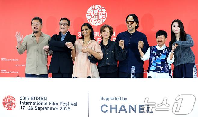 나홍진 감독(왼쪽부터)과 배우 양가휘, 난디타 다스 감독, 마르지예 메쉬키니 감독, 코고나다 감독, 율리아 에비나 바하라 프로듀서, 배우 한효주가 18일 부산 해운대구 영화의전당에서 진행된 제30회 부산국제영화제 경쟁 심사위원 기자회견에 참석해 포즈를 취하고 있다. 2025.9.18/뉴스1 ⓒ News1 권현진 기자