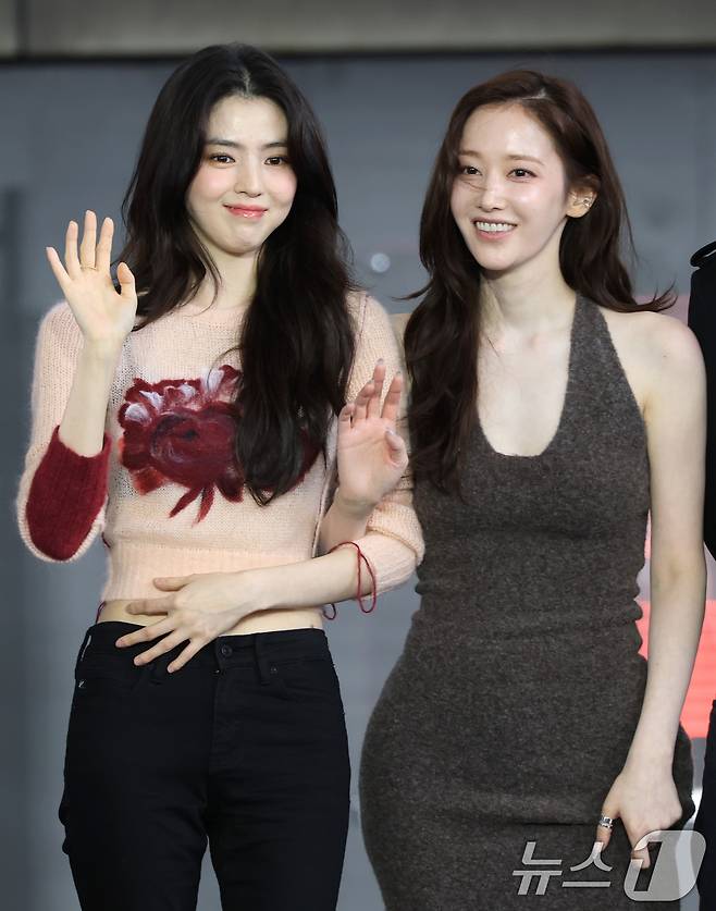 배우 한소희, 전종서(오른쪽)가 18일 오전 서울 부산 해운대구 영화의 전당에서 열린 제30회 부산국제영화제(BIFF) '프로젝트 Y' 오픈 토크에 참석해 인사를 하고 있다. ⓒ News1 권현진 기자