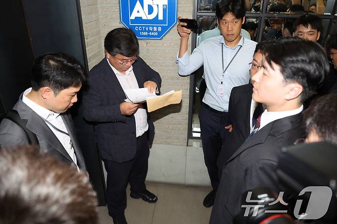 국민의힘 당원명부 압수수색에 나선 김건희특검 수사관들이 18일 서울 여의도 중앙당사에서 국민의힘 변호사에게 압수수색 영장을 제시하고 있다. 2025.9.18/뉴스1 ⓒ News1 신웅수 기자