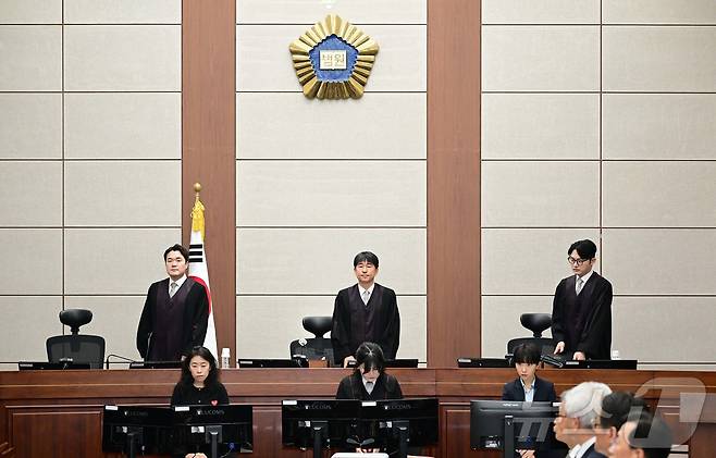 지귀연 부장판사(가운데)가 윤석열 전 대통령의 내란 우두머리 혐의 재판을 하기 위해 지난 4월 21일 오전 서울 서초구 서울중앙지법 417호 법정으로 들어오고 있다. 2025.4.21/뉴스1 ⓒ News1 사진공동취재단