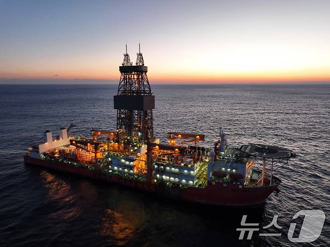 시추 지점에 정박해 정확한 시추위치를 조정하고 있는 웨스트카펠라호의 모습. (한국석유공사) 2024.12.20/뉴스1
