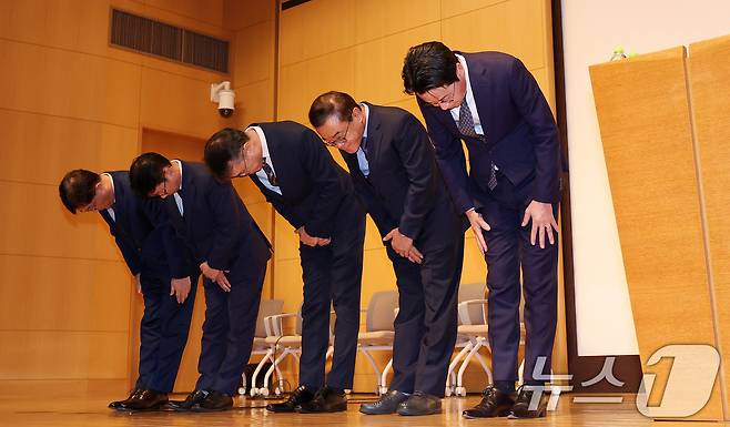 조좌진 롯데카드 대표이사(오른쪽)가 18일 서울 중구 부영태평빌딩 컨벤션홀에서 열린 언론 브리핑에서 롯데카드 대규모 해킹 사고 관련 대국민 사과를 하고 있다. 2025.9.18/뉴스1 ⓒ News1 박지혜 기자