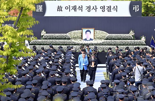 15일 인천 서구 인천해양경찰서에서 영흥15일 인천 서구 인천해양경찰서에서 영흥도 갯벌에 고립된 70대 중국인을 구조하다 숨진 故 이재석 경사의 영결식이 엄수되고 있다. (공동취재) 2025.9.15/뉴스1 ⓒ News1 김성진 기자