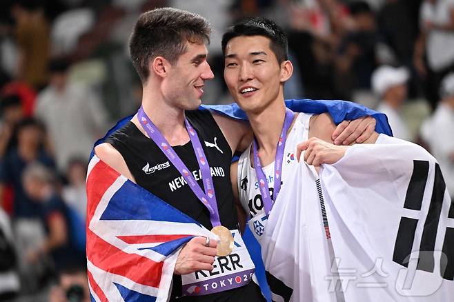 우상혁(오른쪽)과 해미시 커(뉴질랜드). ⓒ AFP=뉴스1