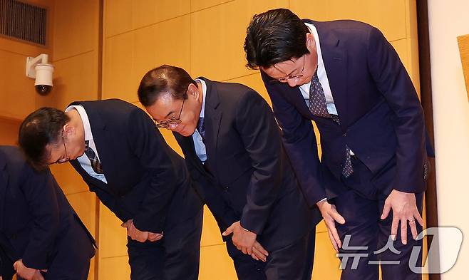 조좌진 롯데카드 대표이사(오른쪽)가 18일 서울 중구 부영태평빌딩 컨벤션홀에서 열린 언론 브리핑에서 롯데카드 대규모 해킹 사고 관련 대국민 사과를 하고 있다. 2025.9.18/뉴스1 ⓒ News1 박지혜 기자