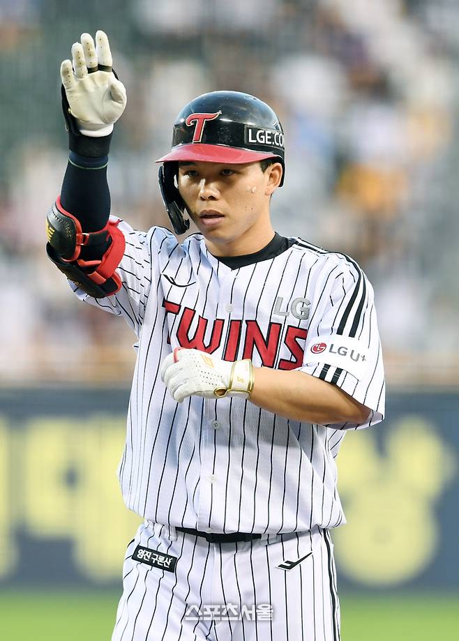 LG 문성주가 2일 잠실구장에서 열린 2025 KBO리그 롯데와 경기에서 안타를 때린 후 세리머니를 하고 있다. 잠실 | 박진업 기자 upandup@sportsseoul.com