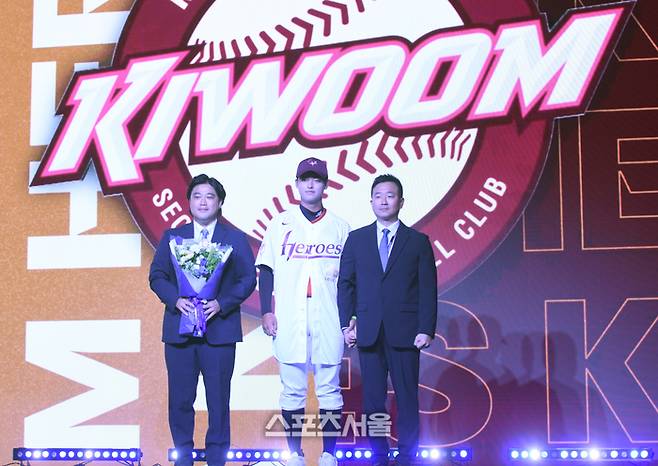 천안 북일고 박준현이 17일 서울 송파구 롯데호텔 월드에서 열린 2026 KBO 리그 신인드래프트에서 1라운드 1번으로 지명된 후 기념촬영을 하고 있다. 사진 | 최승섭 기자 thunder@sportsseoul.com
