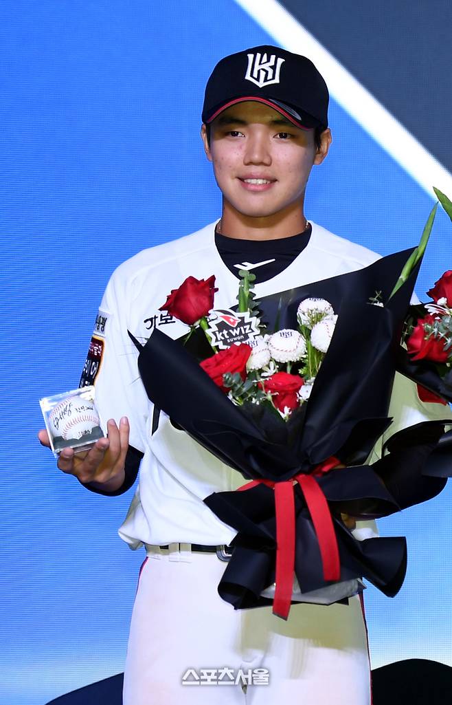 17일 서울 송파구 롯데호텔 월드에서 열린 2026 KBO 리그 신인드래프트에서 KT에 지명된 단국대 임상우가 기념촬영을 하고 있다. 사진 | 최승섭 기자 thunder@sportsseoul.com