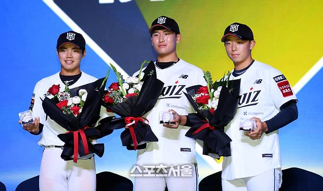 17일 서울 송파구 롯데호텔 월드에서 열린 2026 KBO 리그 신인드래프트에서 KT에 지명된 단국대 임상우, 전주고 박지훈, 유신고 이강민(왼쪽부터)이 기념촬영을 하고 있다. 사진 | 최승섭 기자 thunder@sportsseoul.com