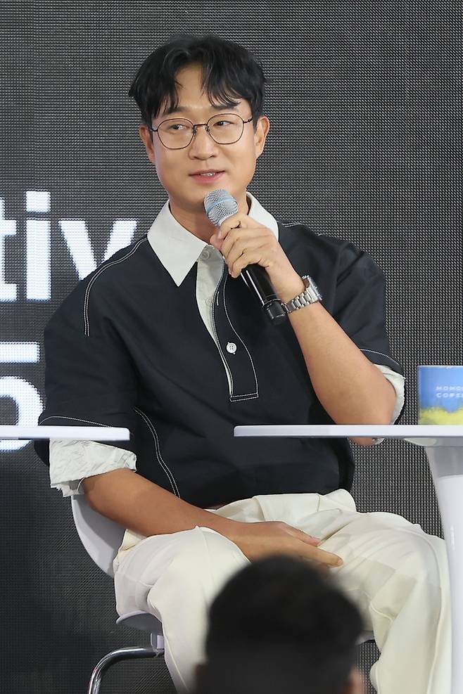 팬들에게 인사하는 조우진. 사진| 부산=연합뉴스