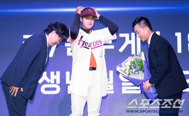 2026 KBO 신인 드래프트가 17일 서울 롯데호텔월드에서 열렸다. 키움에 1라운드 지명된 북일고 박준현이 유니폼을 입는 사이 허승필 단장 박석민 코치와 인사를 나누고 있다. 잠실=박재만 기자 pjm@sportschosun.com/2025.09.17/