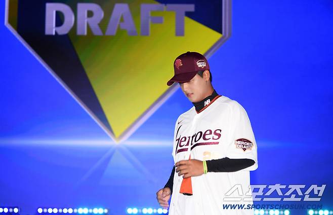 2026 KBO 신인 드래프트가 17일 서울 롯데호텔월드에서 열렸다. 키움에 1라운드 지명된 북일고 박준현이 무대에서 내려오고 있다. 잠실=박재만 기자 pjm@sportschosun.com/2025.09.17/