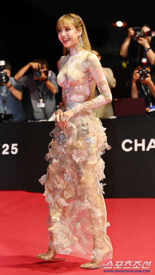 17일 부산 영화의전당에서 열린 제30회 부산국제영화제 개막식 레드카펫, 블랙핑크 리사가 레드카펫을 밟고 있다. 부산=허상욱 기자wook@sportschosun.com/2025.09.17/