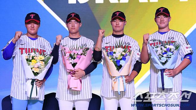 2026 KBO 신인 드래프트가 17일 서울 롯데호텔월드에서 열렸다. LG에 지명된 선수들이 기념촬영을 하고 있다. 잠실=박재만 기자 pjm@sportschosun.com/2025.09.17/