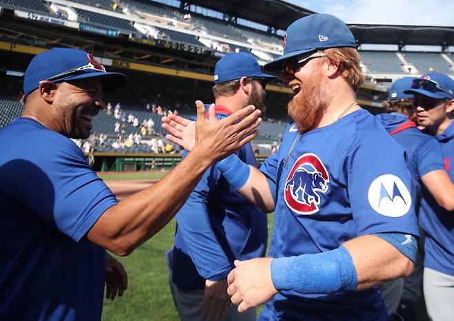 시카고 컵스 저스틴 터너가 18일(한국시각) PNC파크에서 열린 피츠버그 파이어리츠전에서 8대4로 승리, 포스트시즌 진출이 확정된 뒤 동료들과 기쁨을 만끽하고 있다. Imagn Images연합뉴스