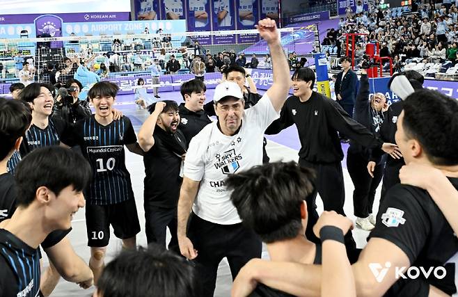 챔프전 우승 확정 후 기뻐하는 블랑 감독(가운데)과 현대캐피탈 선수들. 사진=KOVO