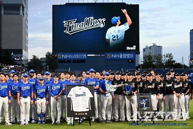 18일 창원NC파크에서 열린 삼성과 NC의 경기, 경기 전 진행된 삼성 오승환의 은퇴투어 행사에서 오승환이과 양 팀 선수단이 기념촬영을 하고 있다. 창원=허상욱 기자wook@sportschosun.com/2025.09.18/