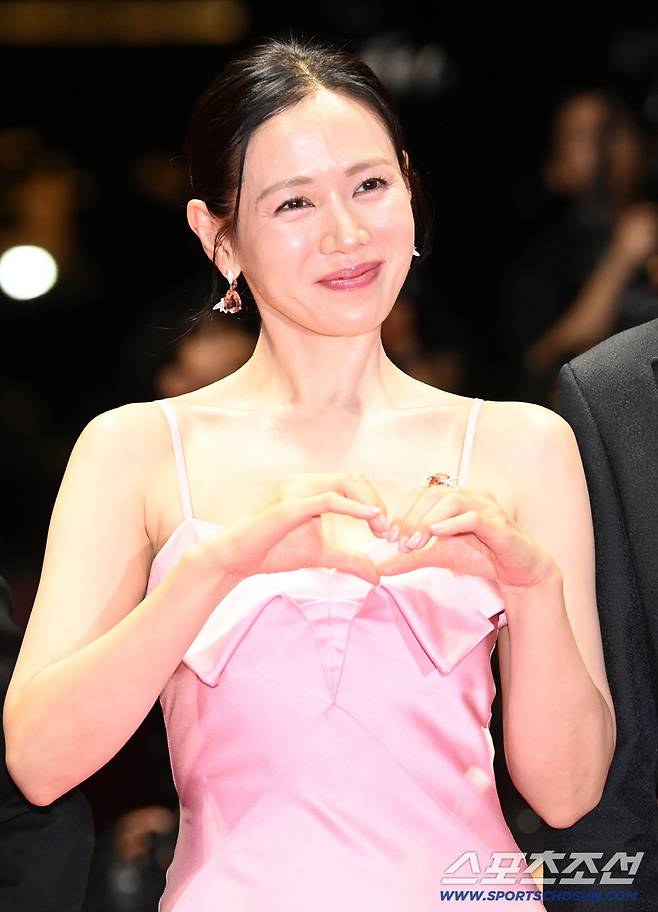 17일 부산 영화의전당에서 열린 제30회 부산국제영화제 개막식 레드카펫, 손예진이 포즈를 취하고 있다. 부산=허상욱 기자wook@sportschosun.com/2025.09.17/