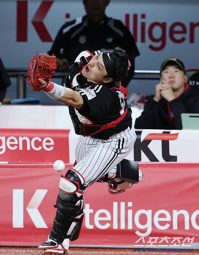 18일 수원 케이티위즈파크에서 열린 KT와 LG의 더블헤더 2차전. 7회 KT 황재균의 파울 타구를 잡지 못하고 있는 LG 박동원 포수. 수원=송정헌 기자songs@sportschosun.com/2025.09.18/
