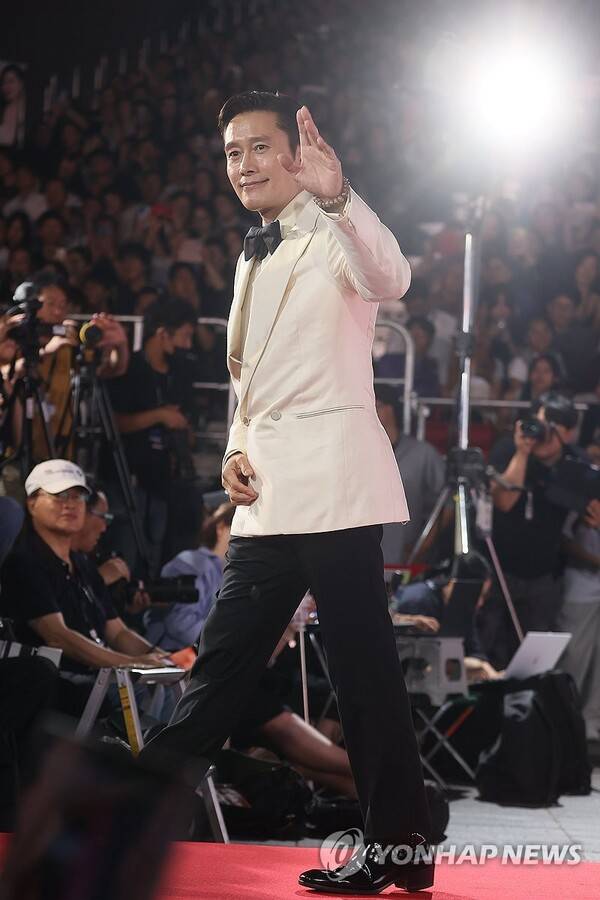 제 30회 부산국제영화제 개막식 사회를 맡은 배우 이병헌 ⓒ연합뉴스
