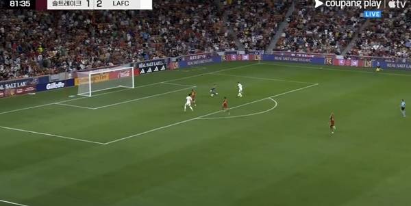 득점 기회에서 손흥민에게 양보하는 부앙가. ⓒ쿠팡플레이