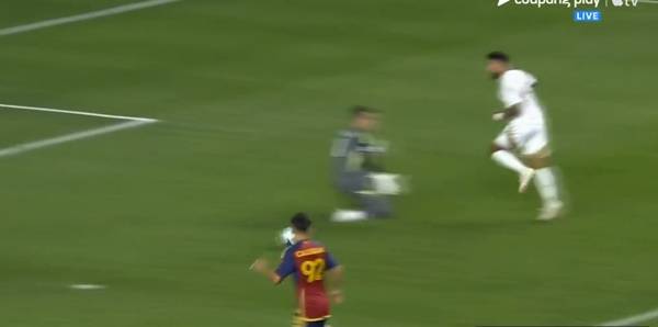 득점 기회에서 손흥민에게 양보하는 부앙가. ⓒ쿠팡플레이