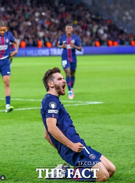 전반 39분 추가골을 기록한 뒤 포효하고 있는 PSG의 흐비차 크바라츠헬리아./PSG