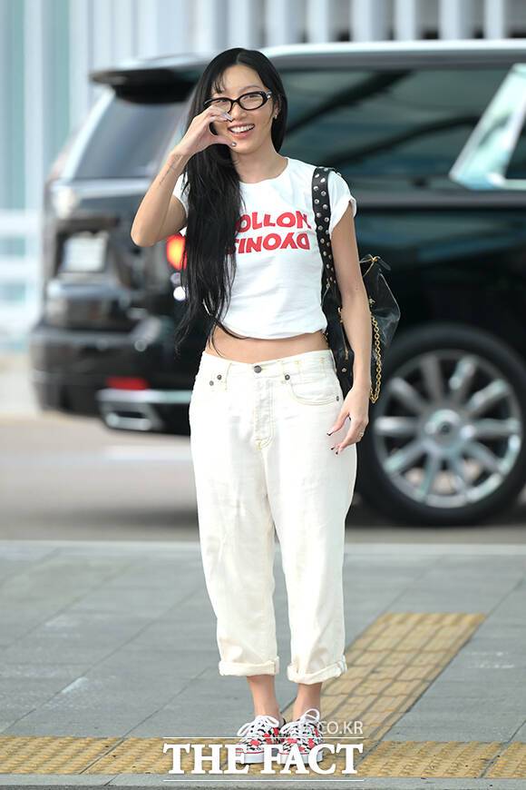 가수 화사가 18일 오후 메종 발렌티노(Valentino)이벤트 참석 차 인천국제공항을 통해 싱가포르로 출국하고 있다. /인천국제공항=장윤석 기자