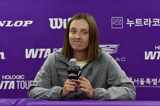 기자회견실에서 익살스러운 표정을 짓고 있는 시비옹테크. 코리아오픈