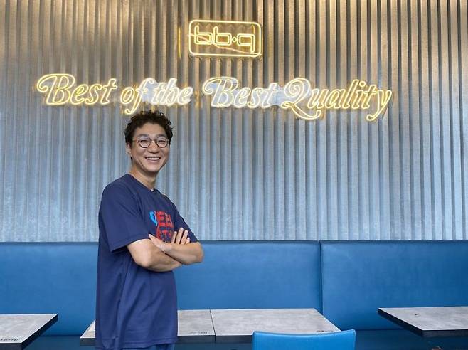 전국 가맹점 매출 1위 BBQ치킨 보라매공원점을 운영하는 김일태 점주가 사진을 찍고 있다. [사진=제너시스BBQ 제공]