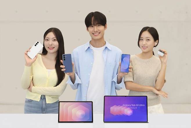 삼성전자 모델이 19일 국내 출시하는 '갤럭시 S25 FE', '갤럭시 탭 S11 시리즈', '갤럭시 버즈3 FE'를 소개하는 모습. 사진=삼성전자