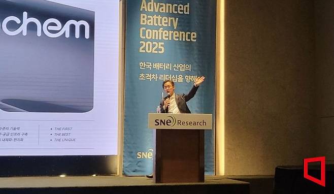 18일 오후 2시 서울 서초구 엘타워에서 배터리 시장 조사 기업 SNE리서치가 주최한 '코리아 어드밴스드 배터리 컨퍼런스 2025(KABC)' 행사에서 오정강 엔켐 대표가 '전해액 업체의 차세대 배터리용 전해액 사업 추진 전략'을 주제로 강연을 진행했다. 심성아 기자