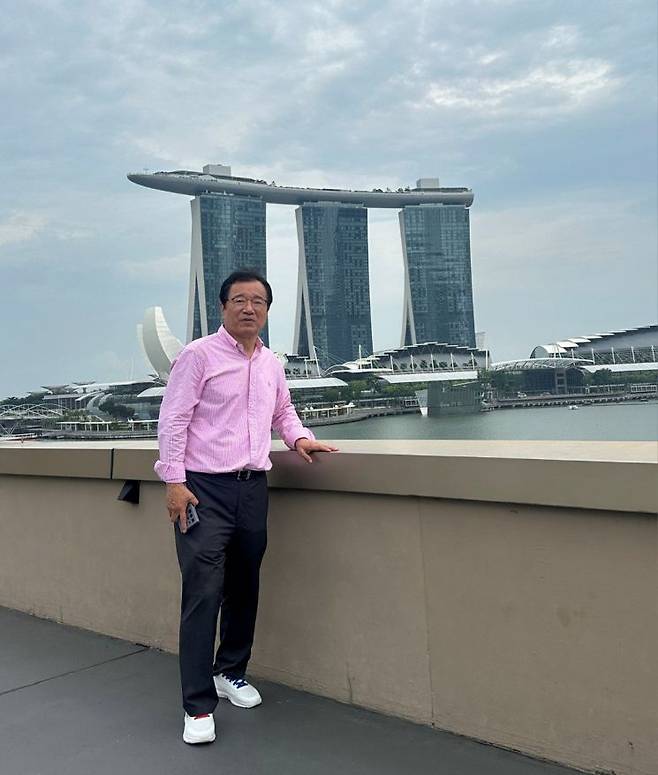 아현재 하남시장이 18일 싱가포르를 방문해 '마리나베이 샌즈 호텔'을 배경으로 기념촬영을 하고 있다. 하남시 제공
